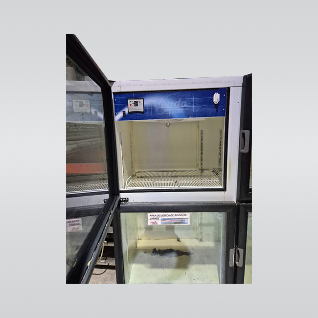 Refrigerador marca Vendo de 4 puertas abierto