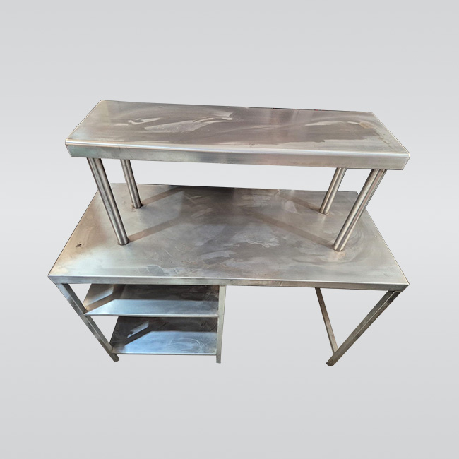 Mesa de Despacho en Acero Inoxidable con Repisa Superior y 2 Entrepaños