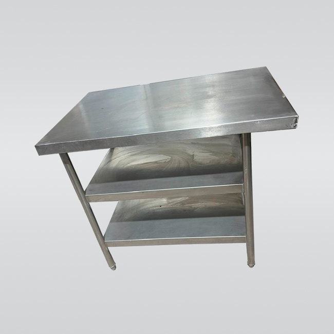Mesa de trabajo usada en acero inoxidable con 2 entrepaños